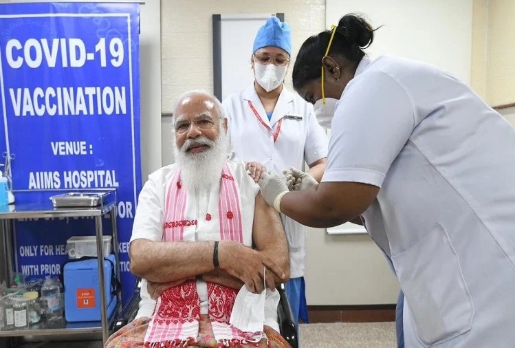 प्रधानमंत्री मोदी ने लगवाई कोरोना वैक्सीन, विपक्ष के सवालों का दिया जवाब