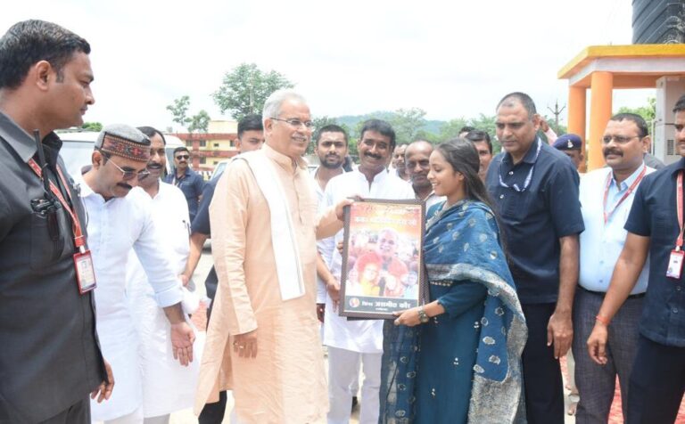 श्री विजय हनुमान मंदिर दर्शन कर सीएम भूपेश बघेल को निकलते देख जसगीत गायिका जसमीत ने आवाज़ दी…