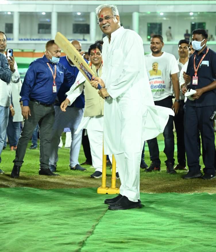Chhattisgarh news: कुम्हारी में नवनिर्मित क्रिकेट स्टेडियम का लोकार्पण, सीएम बघेल ने मंत्री डहरिया की गेंद पर जड़ा चौका