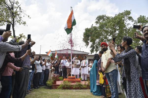 National news: पीयूष गोयल ने हर घर तिरंगा महोत्सव के अवसर पर राजघाट में राष्ट्रीय ध्वज फहराया