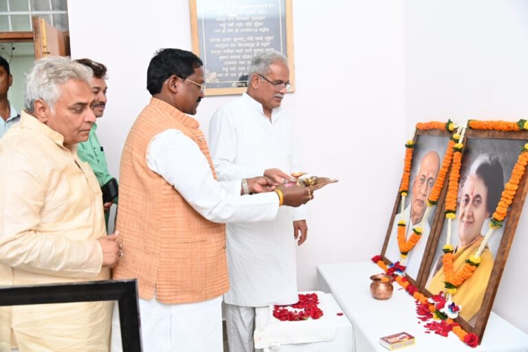 सीएम ने पूर्व प्रधानमंत्री इंदिरा गांधी को उनकी पुण्य तिथि और सरदार वल्लभ पटेल को उनकी जयंती पर किया नमन