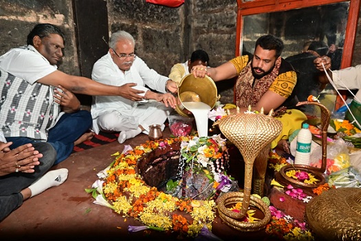 सीएम बघेल ने की कुलेश्वर महादेव मंदिर में पूजा-अर्चना