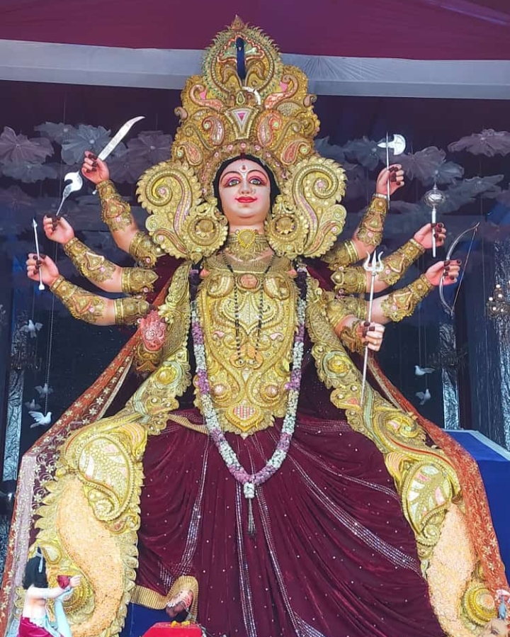 भक्तों ने नम आंखों से दी मां दुर्गा को विदाई